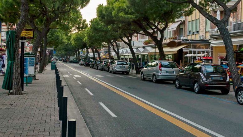 Vista di Via Bafile, zona pedonale di Jesolo